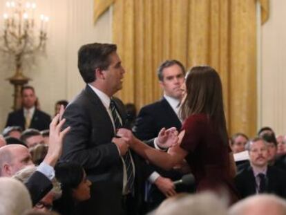 Las imágenes exageran cómo el reportero interactúa con una empleada que trata de quitarle el micrófono, contradiciendo así el motivo para retirarle su credencial de prensa