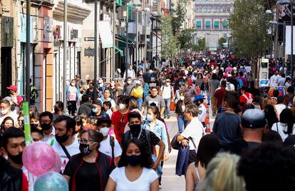 Varias personas caminan por el centro histórico de Ciudad de México este martes.