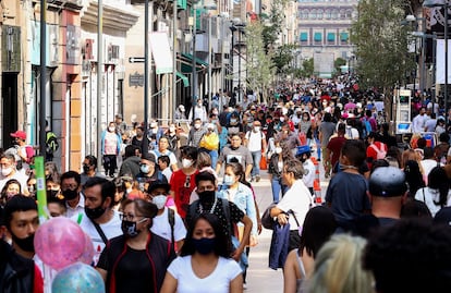 Varias personas caminan por el centro histórico de Ciudad de México este martes.