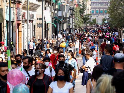 Varias personas caminan por el centro histórico de Ciudad de México este martes.