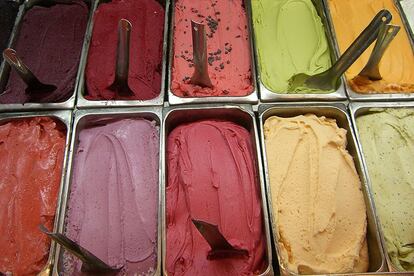 En Roma, haz como los romanos. Come helado en 'gelaterias' como Giolitti.