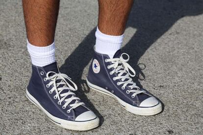 En los pies, zapatillas de Converse.