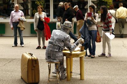 Un animador callejero actúa en el día de inauguración de la Feria del Libro de Madrid.