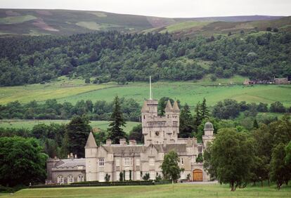 Aquí es donde Isabel II pasó sus últimos días. Se encuentra en Aberdeenshire, Escocia, asentado sobre 200.000 metros cuadrados y 150 edificios. Servía como casa de verano de la reina.