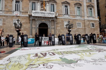 Colectivos ecologistas se manifiestan en la plaza de Sant Jaume.