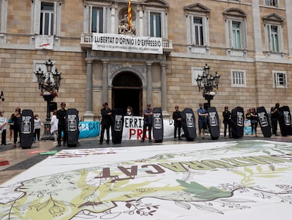 Colectivos ecologistas se manifiestan en la plaza de Sant Jaume.