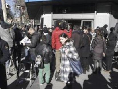 Numerosos periodistas esperan a la entrada de la sede del Partido Popular, en la madrileña calle Génova, el 2 de febrero de 2013.