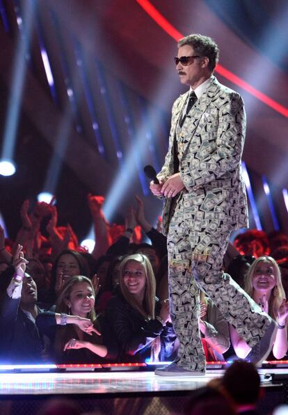 El cómico Will Ferrel recoge el premio al genio del humor enfundado en un traje de billetes.