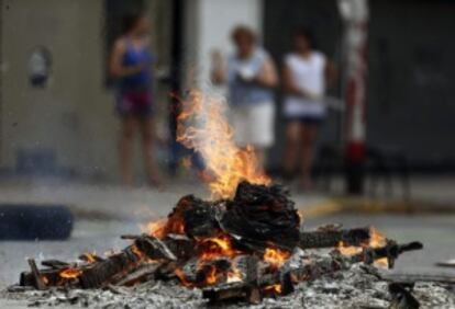 Fogueira em um bairro de Buenos Aires, na última sexta-feira.