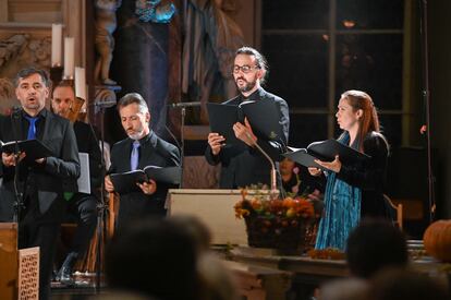 El bajo Sebastian Myrus, los tenores Philippe Froeliger y Vojtěch Semerád, y la soprano Stefanie True durante la interpretación de 'Vater uns im Himmelreich' de Samuel Scheidt por parte de Vox Luminis.