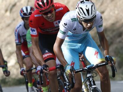 Aru, seguido por Dumoulin, en la Vuelta de 2015.