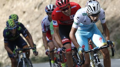 Fabio Aru, seguit per Dumoulin, a la Vuelta del 2015.