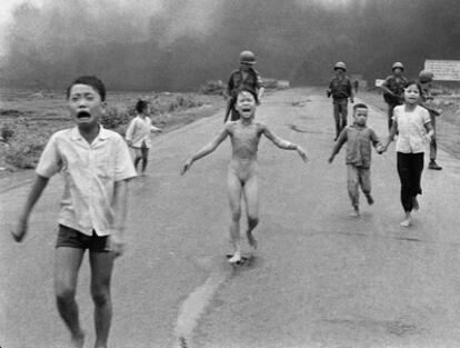 En esta foto de archivo tomada el 8 de junio de 1972, Kim Phuc de 9 años de edad, corre hacia la Ruta 1 cerca de Trang Bang (Vietnam),  después de un ataque aéreo con napalm. La guerra terminó el 30 de abril de 1975, con la caída de Saigón, ahora conocida como la ciudad de Ho Chi Minh, por las tropas comunistas del norte.