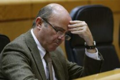 El ministro de Economía, Luis de Guindos, durante la sesión de control al Gobierno celebrada hoy en el pleno del Senado, en Madrid.