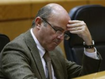 El ministro de Econom&iacute;a, Luis de Guindos, durante la sesi&oacute;n de control al Gobierno celebrada hoy en el pleno del Senado, en Madrid. 