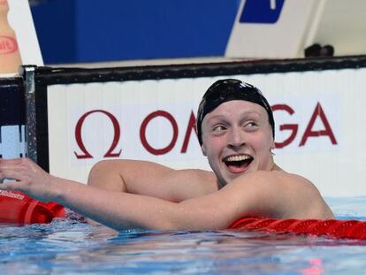 Katie Ledecky celebra la victoria en la final de los 400m libre 