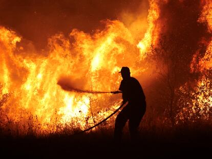 Un bombero trata de apagar un incendio este miércoles en Volos, en el centro de Grecia.