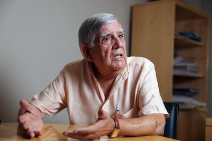 DVD 1275 Madrid, 16/07//2025. Félix López Rey, concejal de Más Madrid,  distinguido por 50 años de luchas vecinales y que deja la política activa, fotografiado en su despacho del ayuntamiento de Madrid./ Pablo Monge
