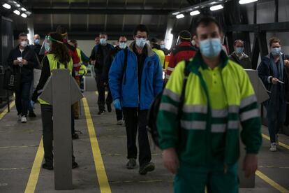 La fábrica de Seat volvió a trabajar de forma parcial el 27 de abril con un tercio de los empleados y un único turno de mañana. En el acceso, que ha quedado marcado con líneas recordatorias de las distancias de seguridad a seguir, varias personas han desinfectado las manos y han entregado mascarillas sanitarias a los empleados.