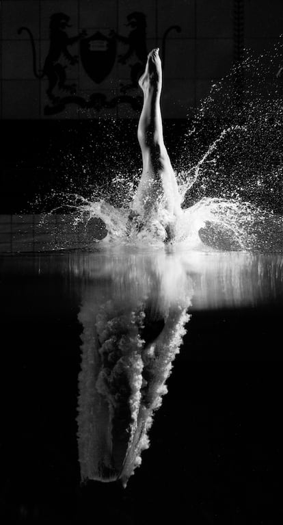 'La inmersión perfecta' (1962). En la imagen, Kathy Flicker, de 14 años, en una entrada al agua en una práctica en la piscina del gimnasio Dillon, en el campus de la Universidad de Princeton.