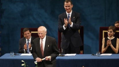 Emilio Lledó tras recibir el premio Princesa de Asturias a las Humanidades de manos de Felipe VI este viernes.