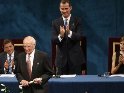 Emilio Lled&oacute; tras recibir el premio Princesa de Asturias a las Humanidades de manos de Felipe VI este viernes.