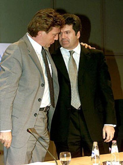 John de Mol y Juan Villalonga, en Amsterdam, en marzo de 2000.