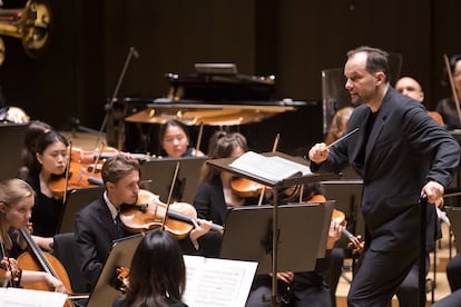 Andris Nelsons dirigiendo la Sinfonía núm. 2 de Dmitri Shostakóvich a la Orquesta del Festival.