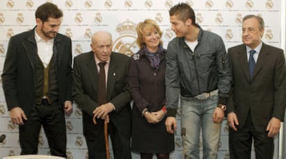 De izquierda a derecha: Casillas, Di Stéfano, Aguirre, Ronaldo y Florentino Pérez, presentes en la firma del convenio local