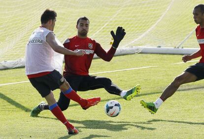Asenjo, en un entrenamiento con el Atlético.