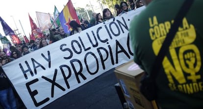 Cabeza de la manifestación en apoyo a la corrala La Utopía.