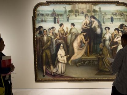 Varios visitantes observan la obra 'La consagración de la copla'.