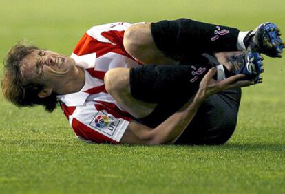 David López se duele en el césped después de sufrir una dura entrada en un partido con el Athletic.