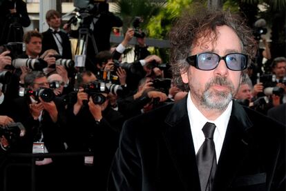 El cineasta estadounidense Tim Burton, presidente el jurado, posa para los medios a su llegada a la proyección de la película <i>Robin Hood</i> en la jornada inaugural del 63º Festival de Cine de Cannes.