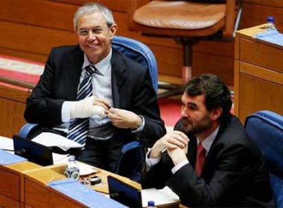 El presidente de la Xunta, Emilio Pérez Touriño, y su vicepresidente, Anxo Quintana, ayer en el pleno del Parlamento de Galicia.