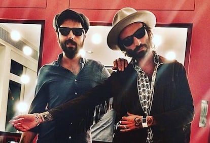 Leiva (dercha) con su hermano Juancho en el camerino del Royal Albert Hall (Londres) en 2017.