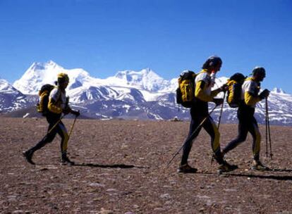 Ruta por el más pequeño de los 'ochomiles', entre Nepal y Tibet, durante una competición de deportes de aventura