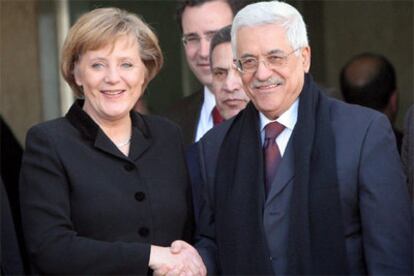 La canciller alemana, Angela Merkel, junto al presidente de la Autoridad Nacional Palestina (ANP), Mahmud Abbas, durante su encuentro en Ramala.