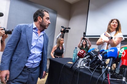 Víctor de Aldama mira a Leire Díez, tras su comparecencia.