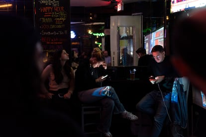 Jóvenes se reúnen en un bar de Brooklyn para sintonizar los resultados electorales, esta noche en Nueva York. 