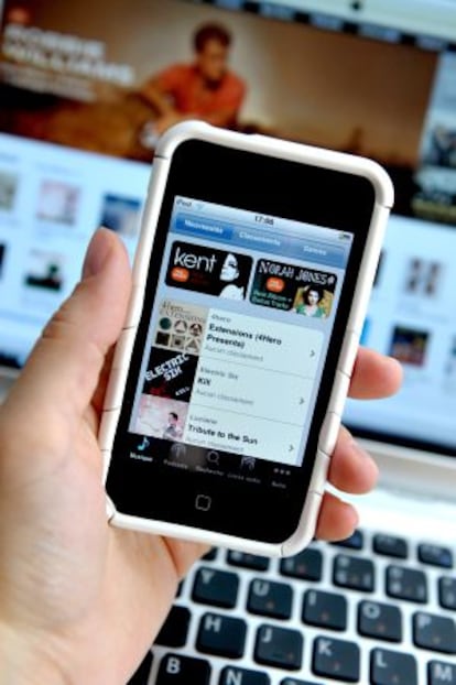 Un usuario, en un entorno musical enteramente Apple: iPhone, iTunes y un ordenador Mac.