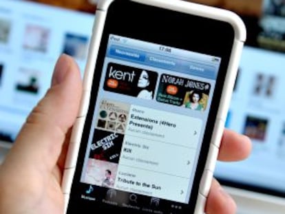 Un usuario, en un entorno musical enteramente Apple: iPhone, iTunes y un ordenador Mac.