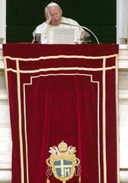 El Papa, ayer, durante la ceremonia del Ángelus en el Vaticano.