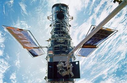 El 'Hubble' en 1999, durante una misión de astronautas para llevar a cabo reparaciones.