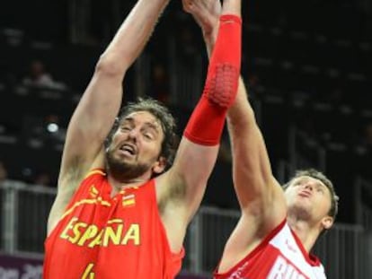 Gasol y Khryapa luchan por un rebote