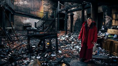 La monja Tenzing Ngeyung observa el jueves 7 de marzo el edificio fundacional del monasterio budista Chu Sup Tsang (San Amaro, Ourense), arrasado por las llamas en sucesivas réplicas del fuego entre el 27 de febrero y el 1 de marzo.