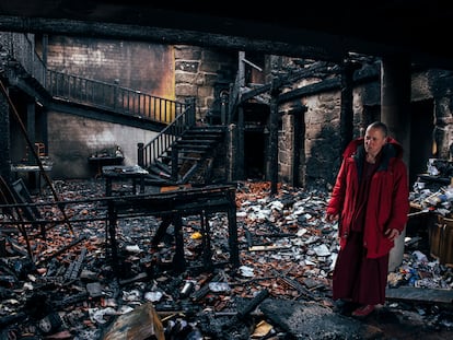 La monja Tenzing Ngeyung observa el jueves 7 de marzo el edificio fundacional del monasterio budista Chu Sup Tsang (San Amaro, Ourense), arrasado por las llamas en sucesivas réplicas del fuego entre el 27 de febrero y el 1 de marzo.
