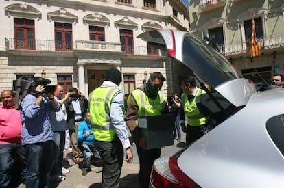 La Guàrdia Civil escorcolla l'Ajuntament de Reus.