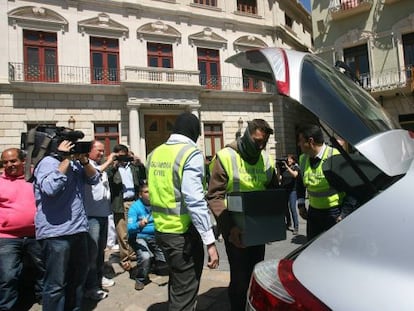 La Guardia Civil registra el Ayuntamiento de Reus.