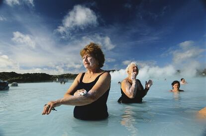 Um grupo de mulheres toma um banho de espuma em uma lagoa natural perto de Reykjavik, a capital islandesa. Empatados com os italianos, os islandeses ocupam o terceiro lugar entre os mais longevos do mundo. A média é de 82,9 anos. Uma das explicações para essa longevidade está na dieta, escolhida como a melhor do mundo, junto à italiana, por seu notável impacto na redução de infartos.